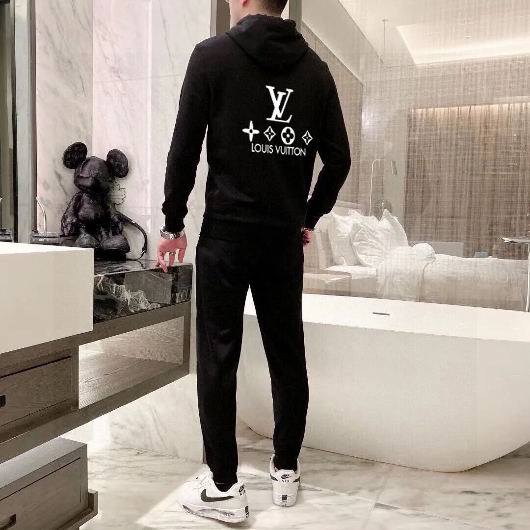 🅿️400 direct batch [LV Louis Vuitton] (Fat Man Gospel) hot-selling suit is coming. Focus on the original version of the official website. 2025 new hot-selling cardigan sweater suit. The original order is the best. 🇭🇰The meticulous work of top designers. Just for a fitting and perfect upper body effect. 100% natural high-quality Roman cotton, close-fitting comfort, noble and elegant! Original hardware embodies elegance and nobility! Counter size: M-5XL (maximum wear up to 220 pounds)